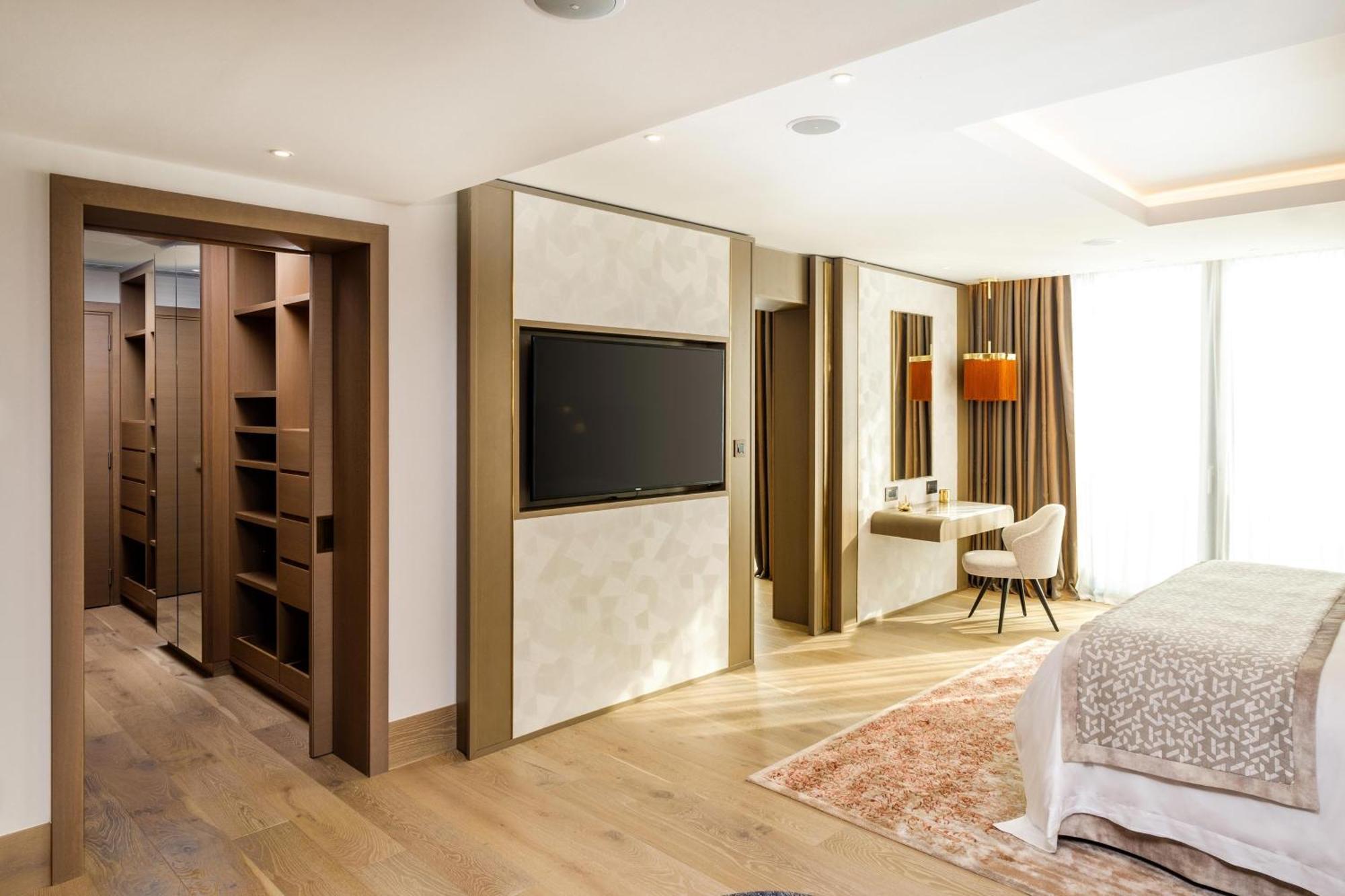 Parklane, A Luxury Collection Resort & Spa, Лимасол Екстериор снимка A bedroom at the Mandarin Oriental, Munich